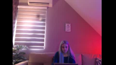 Snapshot of dreamcatcherfantasy chatting on March 27, 7:58 am A girl online show from March 27, 7:58 am