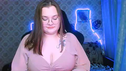 dreamforyoue2 online show from February 11, 8:25 pm