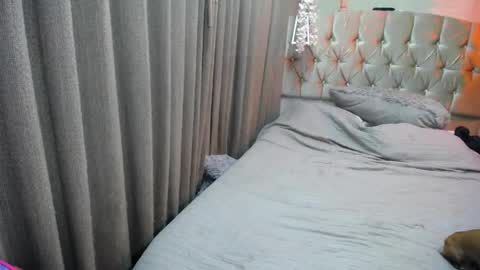 Snapshot of dreams_sophi chatting on June 8, 3:51 am Sophia online show from June 8, 3:51 am
