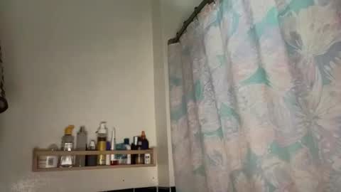 RIRI OR DREAMY online show from November 16, 3:28 pm