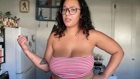 Snapshot of dreamyriri chatting on February 13, 5:53 pm RIRI OR DREAMY online show from February 13, 5:53 pm