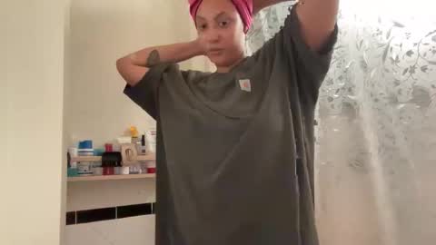 Snapshot of dreamyriri chatting on March 12, 12:50 am RIRI OR DREAMY online show from March 12, 12:50 am