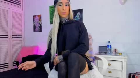 drippyorlove online show from December 18, 2:12 pm