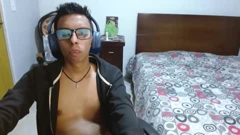 Snapshot of dtwink0310 chatting on November 25, 2:33 am David online show from November 25, 2:33 am