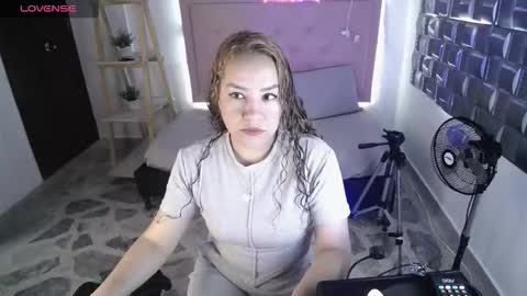 dulce__lovee online show from December 22, 7:33 pm