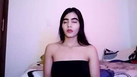 Snapshot of dulce_lucero chatting on February 25, 9:35 pm dulce_lucero online show from February 25, 9:35 pm