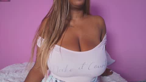 Snapshot of dulce_mariaahe chatting on November 5, 8:09 pm online show from November 5, 8:09 pm