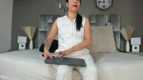 Snapshot of dulceaurora_ chatting on January 27, 2:42 am DULCE AURORA online show from January 27, 2:42 am