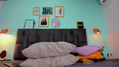 Snapshot of dulceaurora_ chatting on February 20, 2:51 am DULCE AURORA online show from February 20, 2:51 am