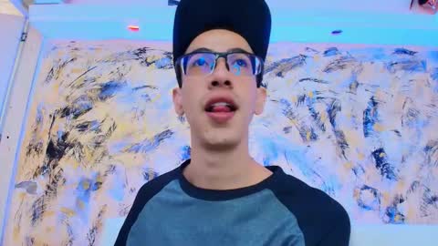 Snapshot of dustindollin_ chatting on March 19, 6:23 pm Dustin Dollin online show from March 19, 6:23 pm