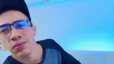 Snapshot of dustindollin_ chatting on March 24, 6:13 pm Dustin Dollin online show from March 24, 6:13 pm