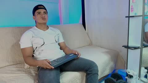 Snapshot of dwayne_esteven10 chatting on June 1, 7:59 pm dwayne_esteven10 online show from June 1, 7:59 pm