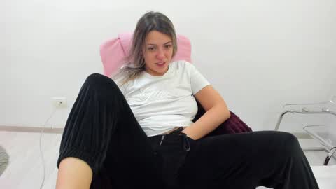 Snapshot of dyanakaylin chatting on December 23, 2:45 am dayana online show from December 23, 2:45 am