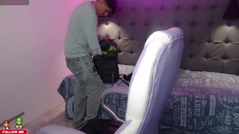 dyla_n18_ online show from December 16, 11:39 pm