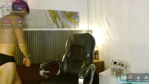 dyla_n18_ online show from October 31, 9:27 pm