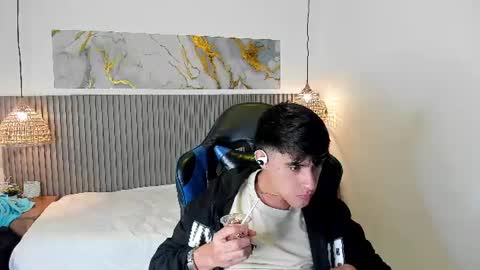 dyla_n18_ online show from July 24, 7:34 pm