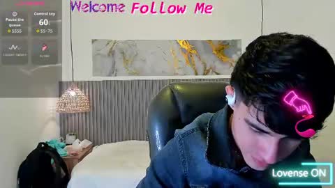 dyla_n18_ online show from July 31, 8:52 pm