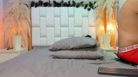 Snapshot of dylan_luxe chatting on April 15, 2:40 am Dylan online show from April 15, 2:40 am