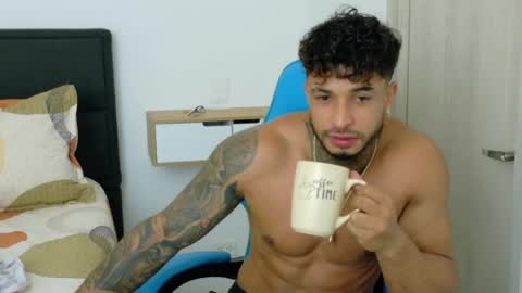 Snapshot of dylanrivera_ chatting on April 17, 12:46 am Dylan Rivera online show from April 17, 12:46 am