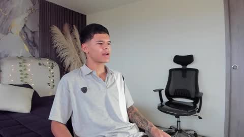 Snapshot of dylanroyce_ chatting on February 25, 12:59 pm dylanroyce_ online show from February 25, 12:59 pm