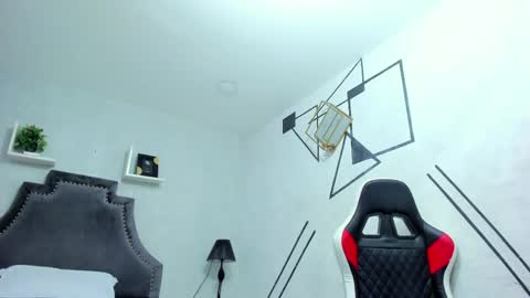 dylanroyce_ online show from June 7, 12:31 pm