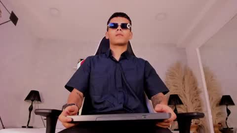 dylanroyce_ online show from June 8, 1:22 pm