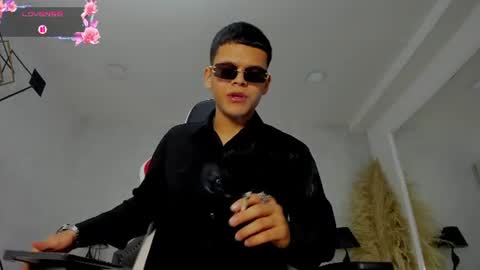 dylanroyce_ online show from June 11, 1:31 pm