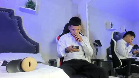 dylanroyce_ online show from June 14, 12:51 pm