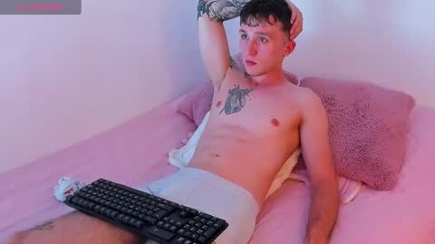 Snapshot of dylanwhite23 chatting on February 1, 11:27 pm ---DYLAN--- online show from February 1, 11:27 pm