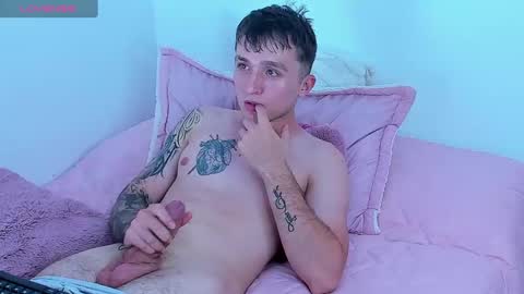 Snapshot of dylanwhite23 chatting on February 2, 5:32 am ---DYLAN--- online show from February 2, 5:32 am