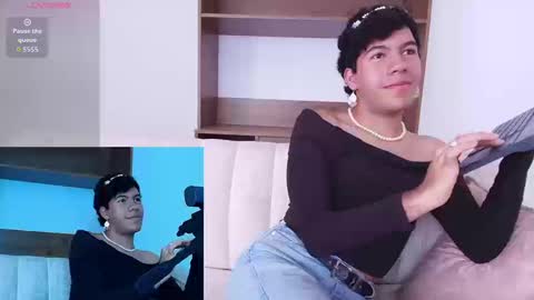 Snapshot of e_r_o_s_ chatting on September 13, 1:55 pm John online show from September 13, 1:55 pm