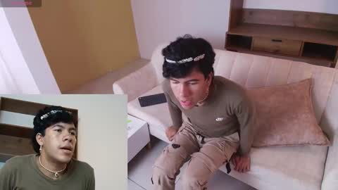 Snapshot of e_r_o_s_ chatting on September 17, 10:22 pm John online show from September 17, 10:22 pm