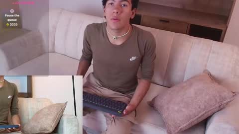 Snapshot of e_r_o_s_ chatting on September 24, 9:40 pm John online show from September 24, 9:40 pm