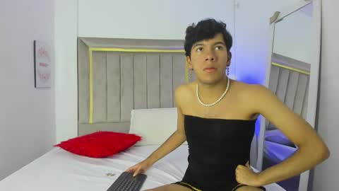 Snapshot of e_r_o_s_ chatting on November 30, 2:59 am John online show from November 30, 2:59 am