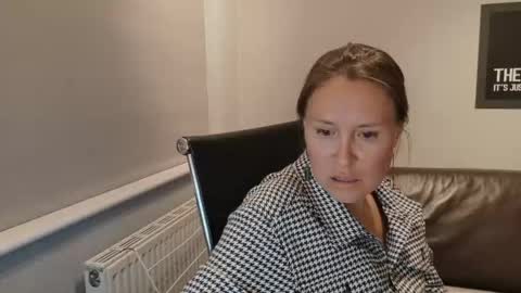 Nadia Ferreira  online show from June 8, 9:15 pm
