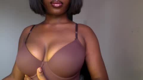 Snapshot of ebony_pussy98 chatting on April 4, 10:46 am delilah online show from April 4, 10:46 am
