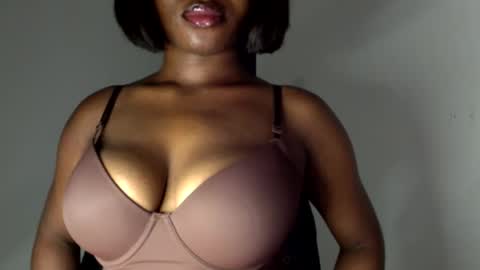 Snapshot of ebony_pussy98 chatting on April 7, 3:40 am delilah online show from April 7, 3:40 am