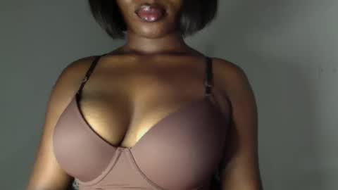 Snapshot of ebony_pussy98 chatting on April 7, 7:03 pm delilah online show from April 7, 7:03 pm