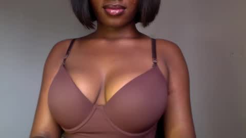 Snapshot of ebony_pussy98 chatting on April 11, 10:30 am delilah online show from April 11, 10:30 am