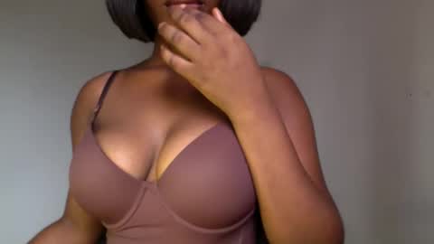 Snapshot of ebony_pussy98 chatting on April 13, 10:43 am delilah online show from April 13, 10:43 am
