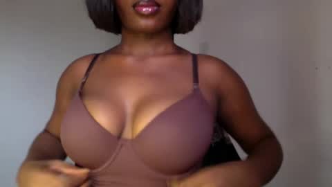 Snapshot of ebony_pussy98 chatting on April 14, 10:21 am delilah online show from April 14, 10:21 am