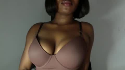Snapshot of ebony_pussy98 chatting on April 18, 7:58 pm delilah online show from April 18, 7:58 pm