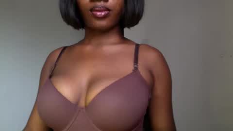 Snapshot of ebony_pussy98 chatting on April 19, 10:47 am delilah online show from April 19, 10:47 am