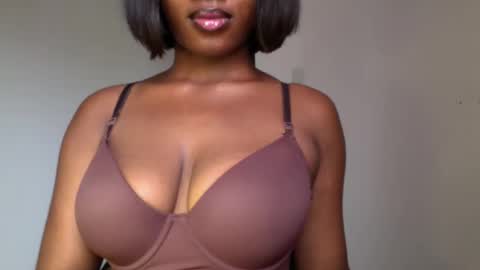 Snapshot of ebony_pussy98 chatting on April 23, 11:20 am delilah online show from April 23, 11:20 am