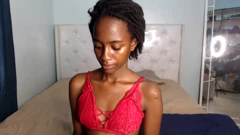 Snapshot of ebonypetitequeen chatting on July 5, 11:01 pm Maya online show from July 5, 11:01 pm