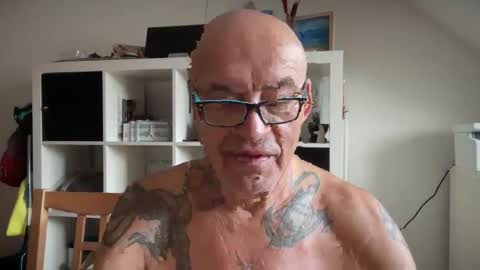 Snapshot of eddelmar chatting on March 15, 7:03 am eddelmar online show from March 15, 7:03 am