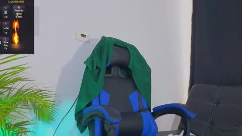 Snapshot of edwardross_ chatting on October 14, 8:42 pm Edward Ross online show from October 14, 8:42 pm