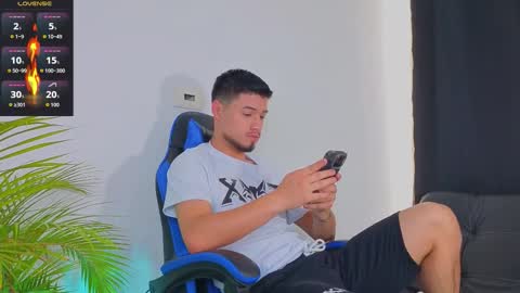 Snapshot of edwardross_ chatting on October 22, 7:35 pm Edward Ross online show from October 22, 7:35 pm