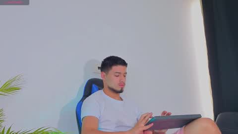 Snapshot of edwardross_ chatting on October 26, 8:48 pm Edward Ross online show from October 26, 8:48 pm