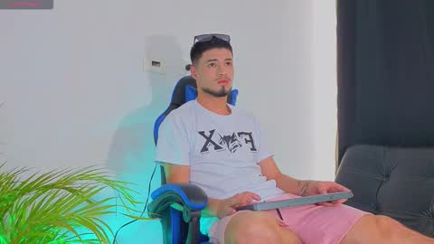 Snapshot of edwardross_ chatting on November 2, 8:33 pm Edward Ross online show from November 2, 8:33 pm